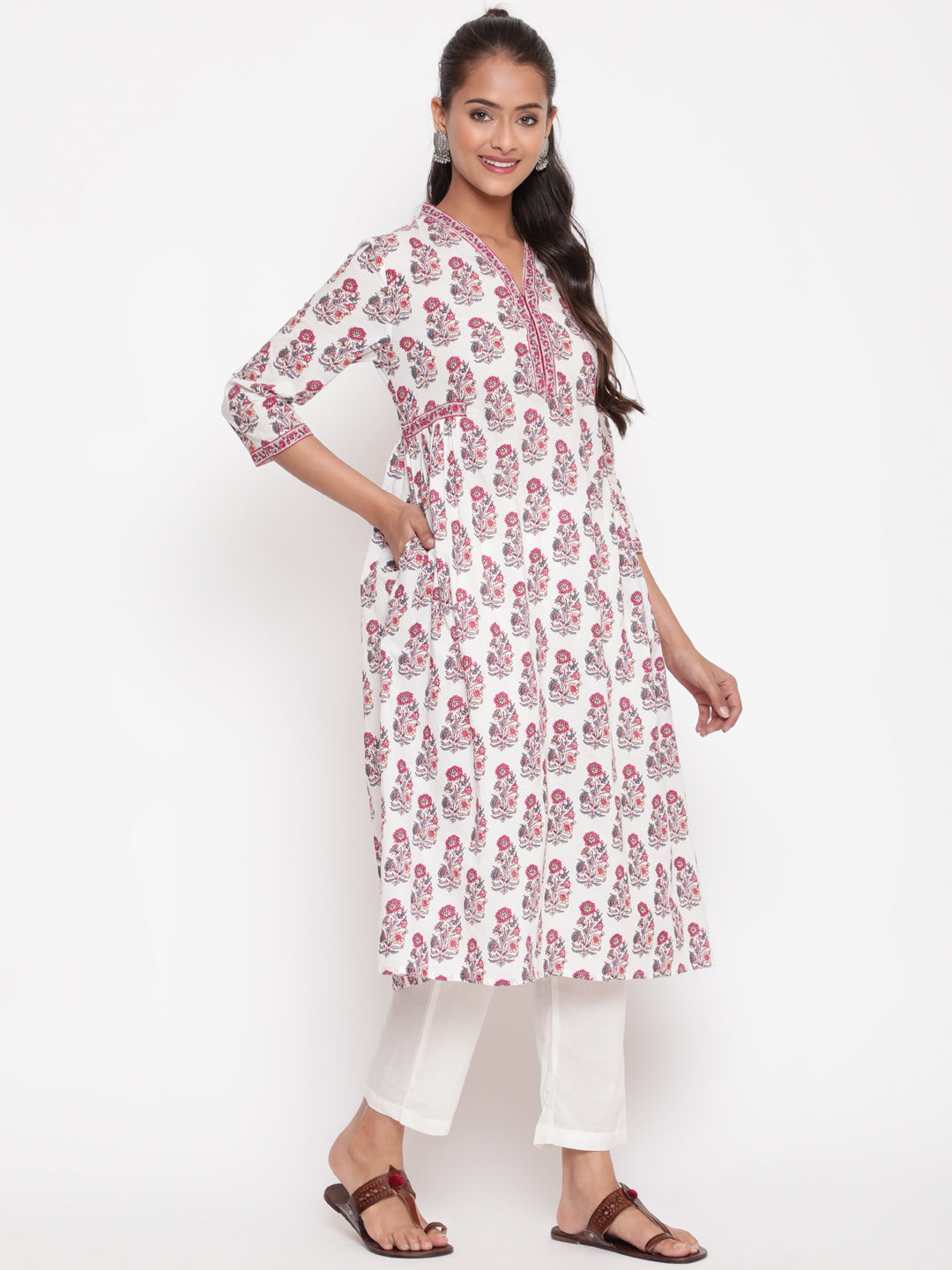 Woman posing in Savi's Paisely Cotton Printed White A Line Kurta With Printed Pant