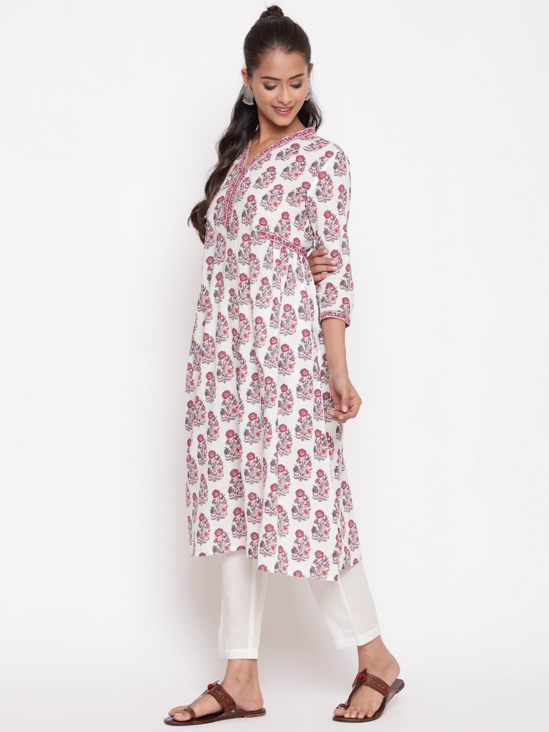 Woman posing in Savi's Paisely Cotton Printed White A Line Kurta With Printed Pant