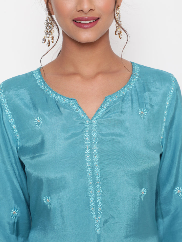 Woman posing in Savi’s Shantoon Embroidered straight Blue Kurta with Pink Pant