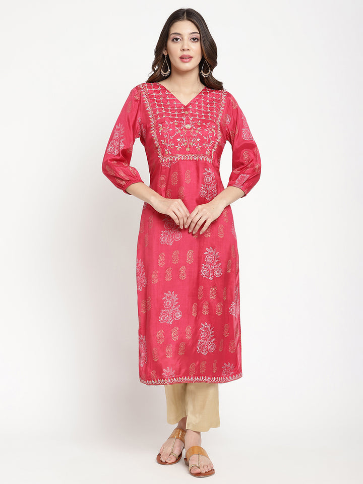 Savi model posing in a magenta colour Kurta Pant set.