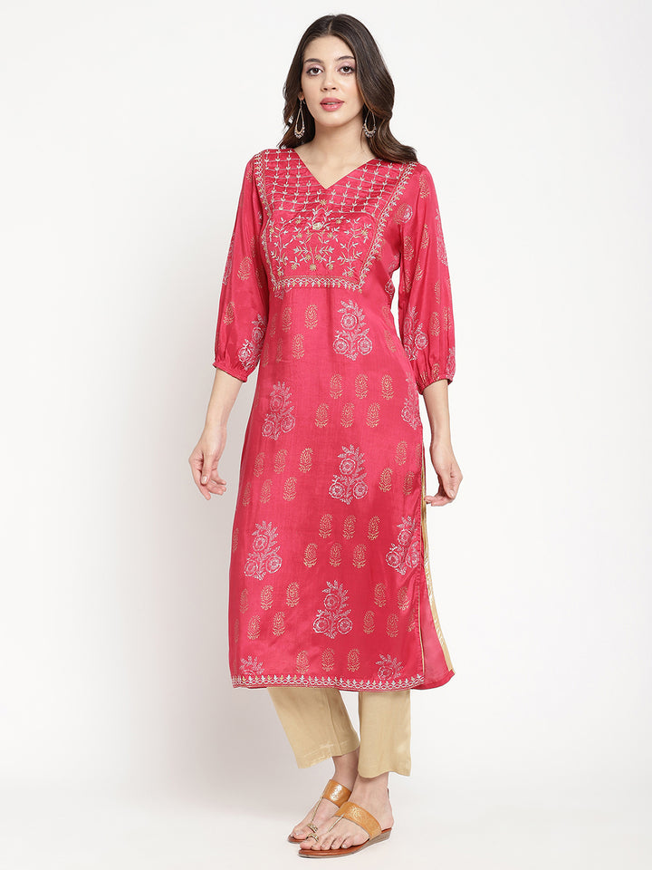 Savi model posing in a magenta colour Kurta Pant set.