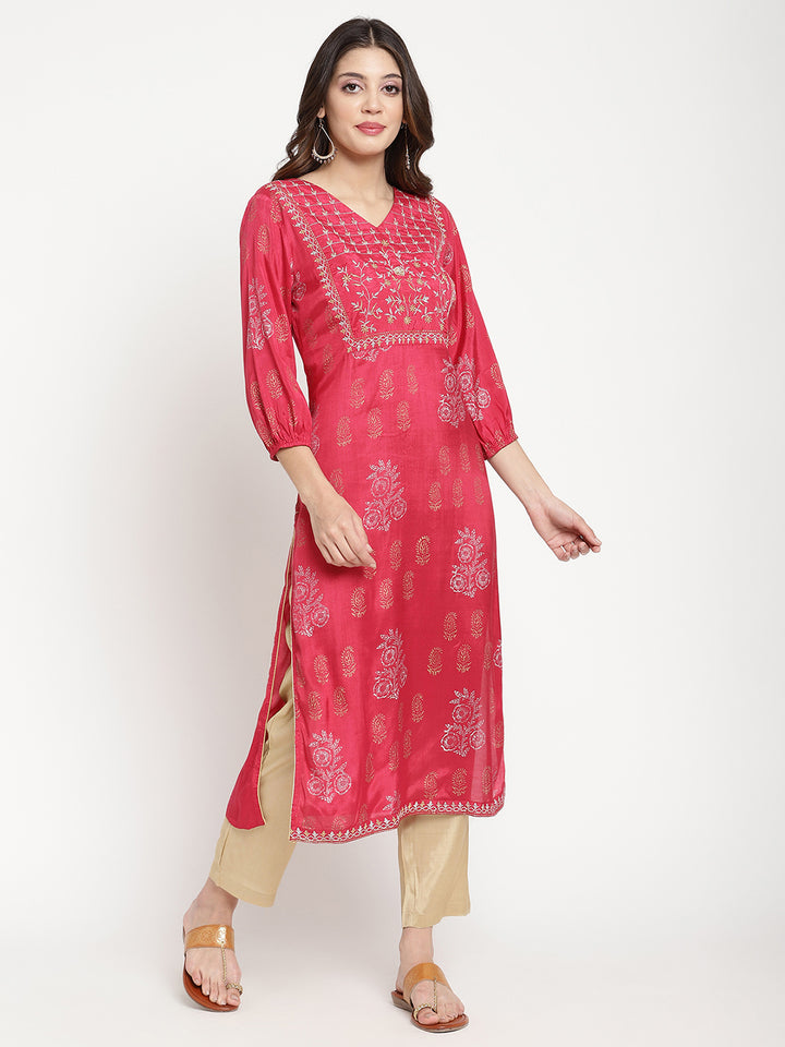 Savi model posing in a magenta colour Kurta Pant set.