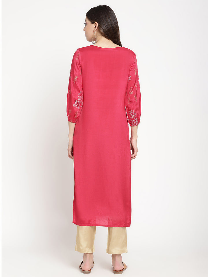 Savi model posing in a magenta colour Kurta Pant set.