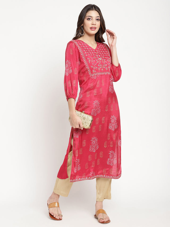 Savi model posing in a magenta colour Kurta Pant set.