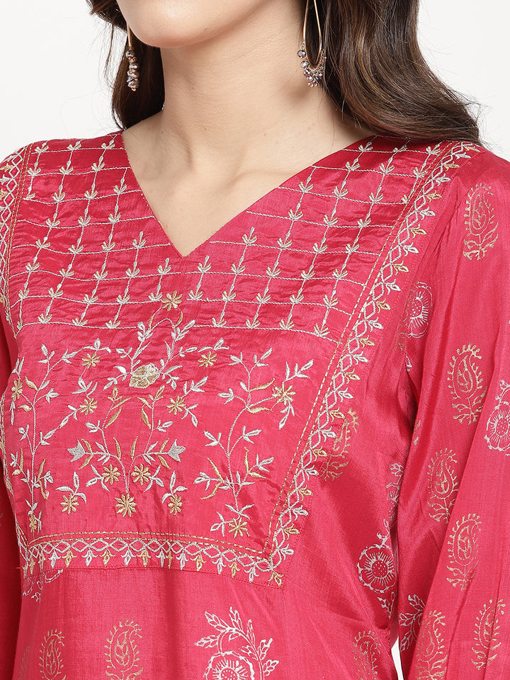 Savi model posing in a magenta colour Kurta Pant set.