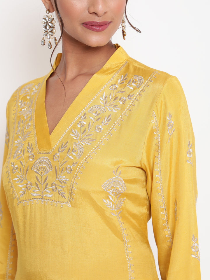 Woman posing in Savi’s Shantoon Embroidered Mustard Straight Kurta With Solid Pant