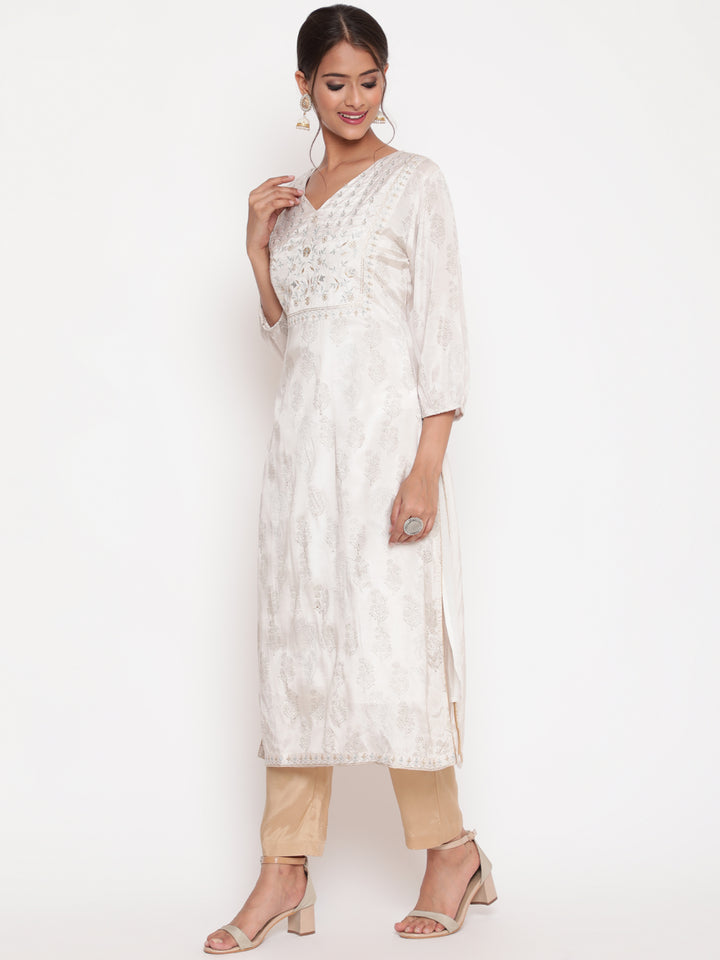 Woman posing in Shantoon Embroidered Off White Straight Kurta
