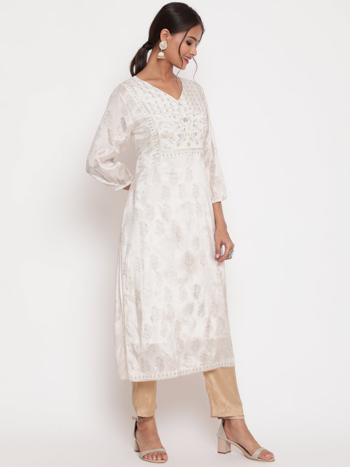 Woman posing in Shantoon Embroidered Off White Straight Kurta