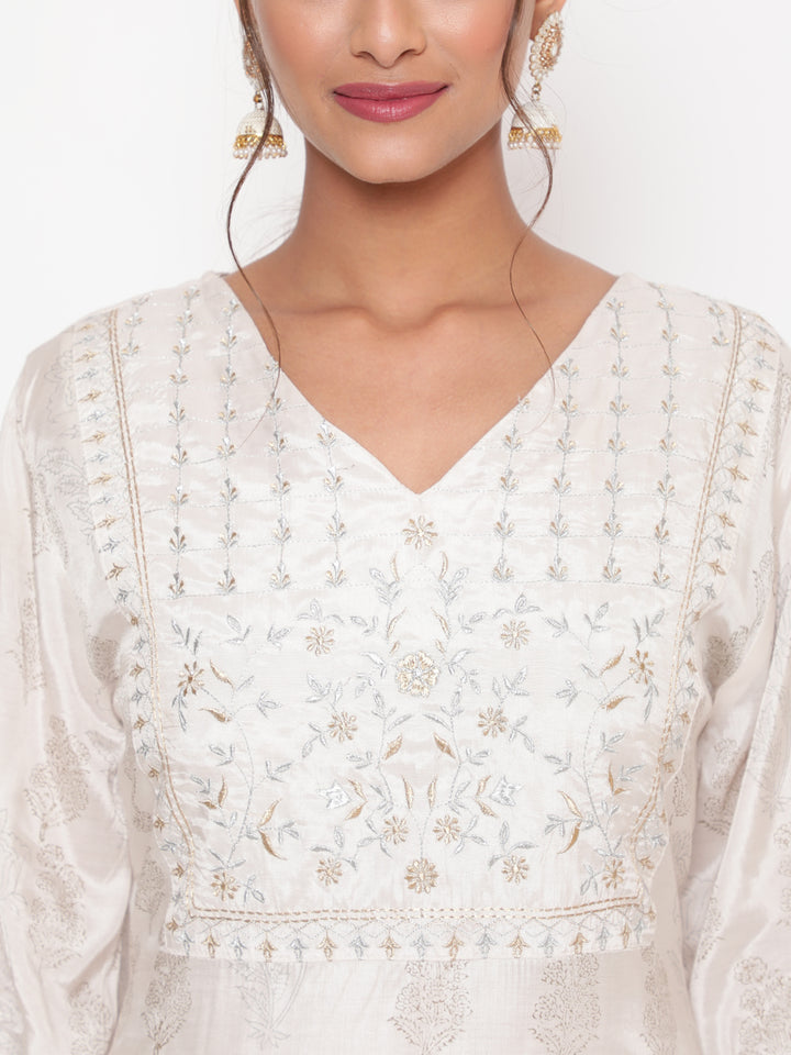 Woman posing in Shantoon Embroidered Off White Straight Kurta