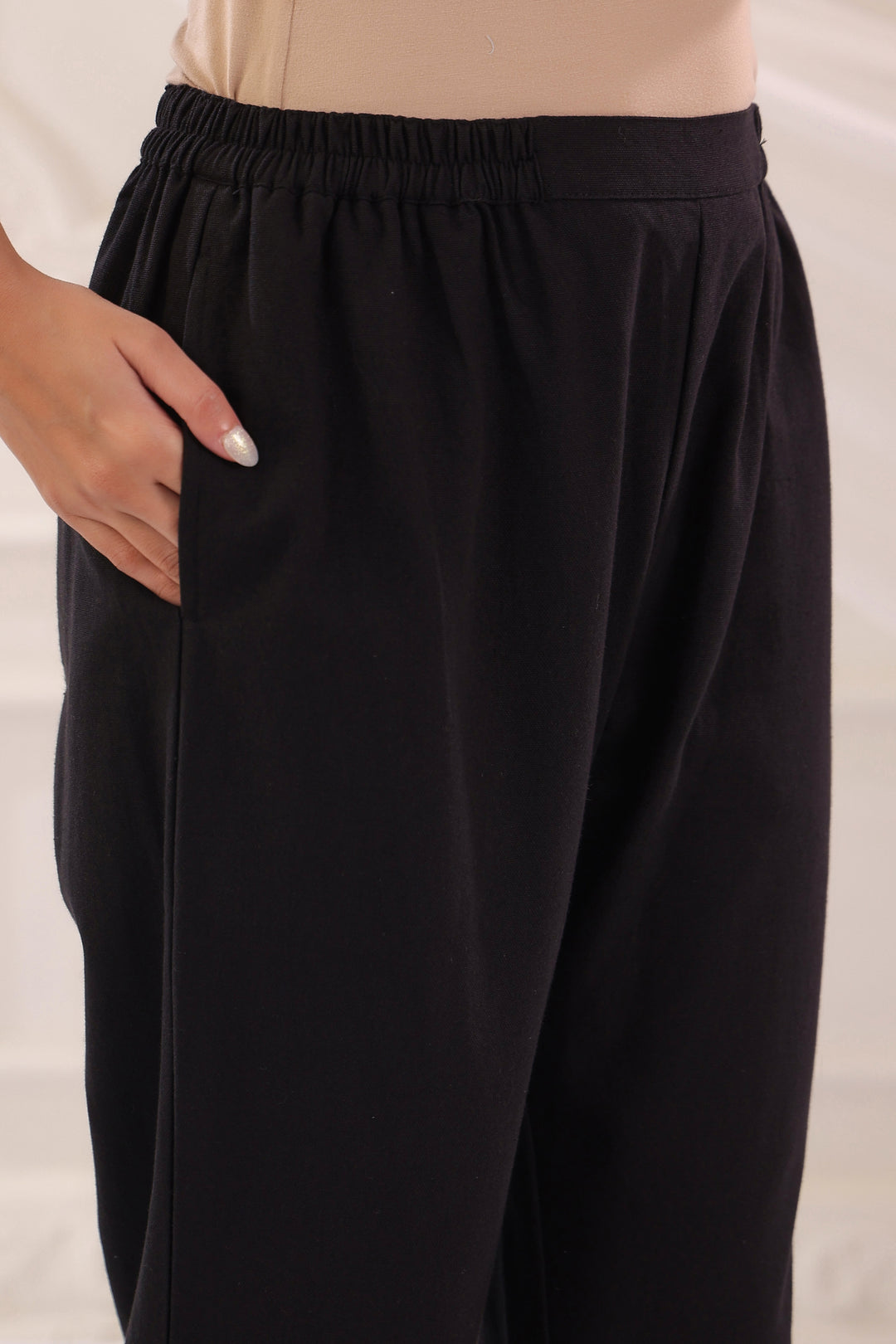 Black Cotton Solid Relaxed Fit Pant