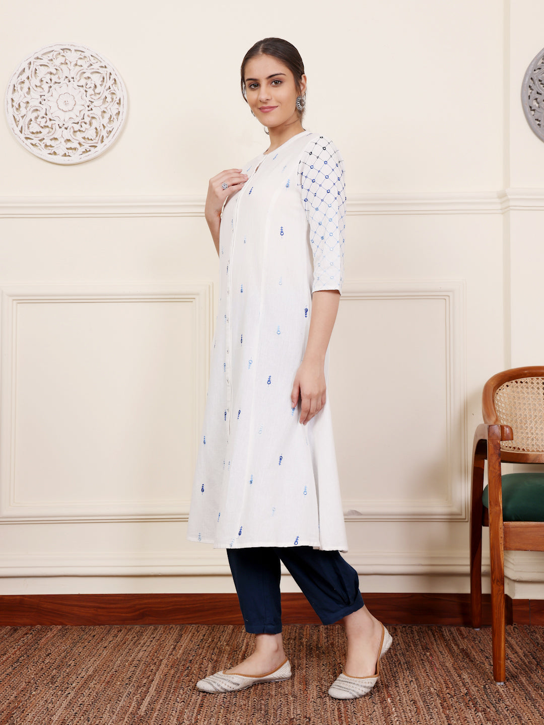 White Cotton Embroidered Round Neck Kurta