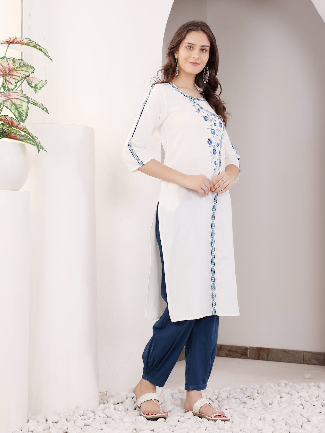 White Cotton Embroidered Round Neck Kurta