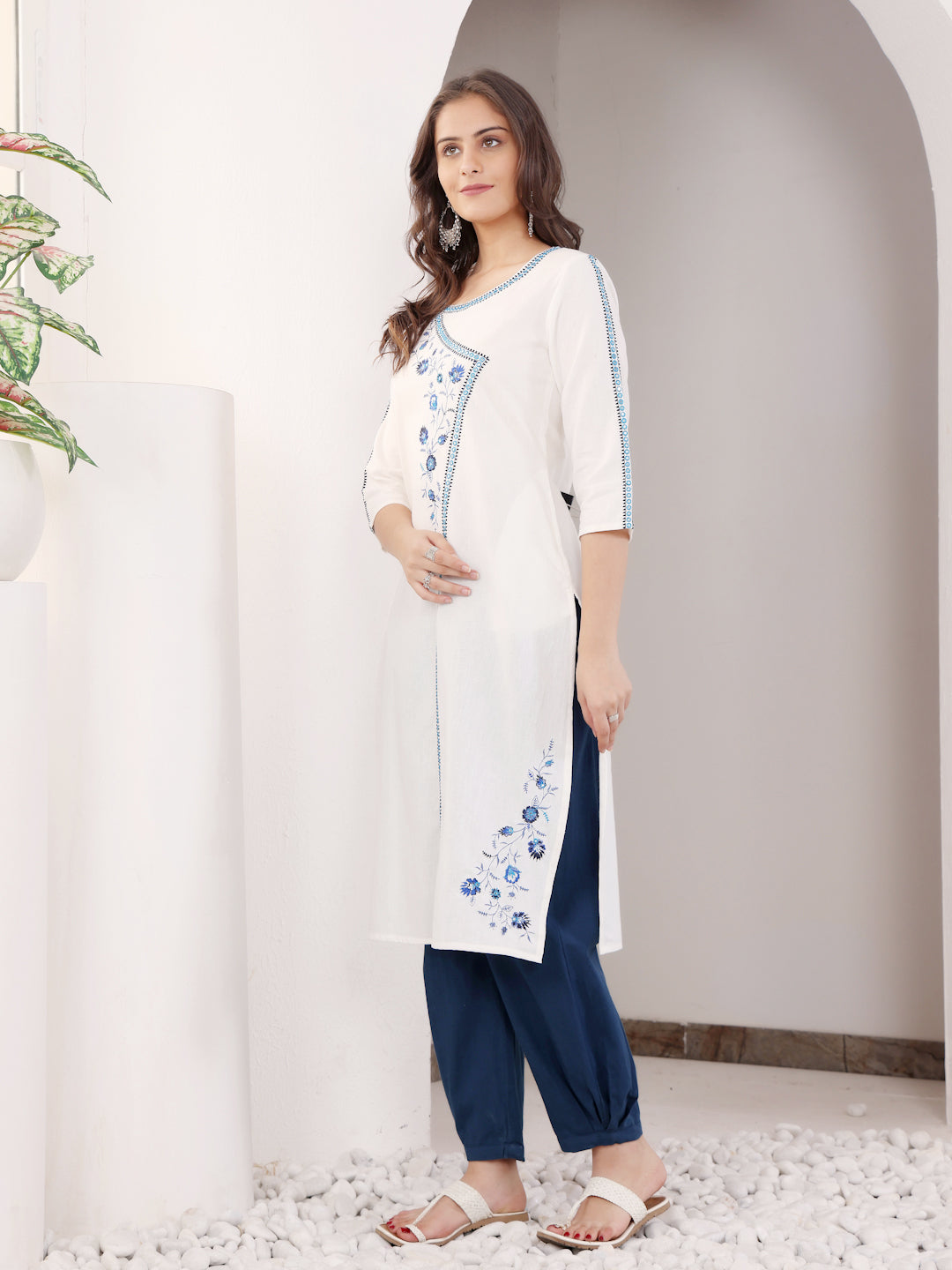 White Cotton Embroidered Round Neck Kurta