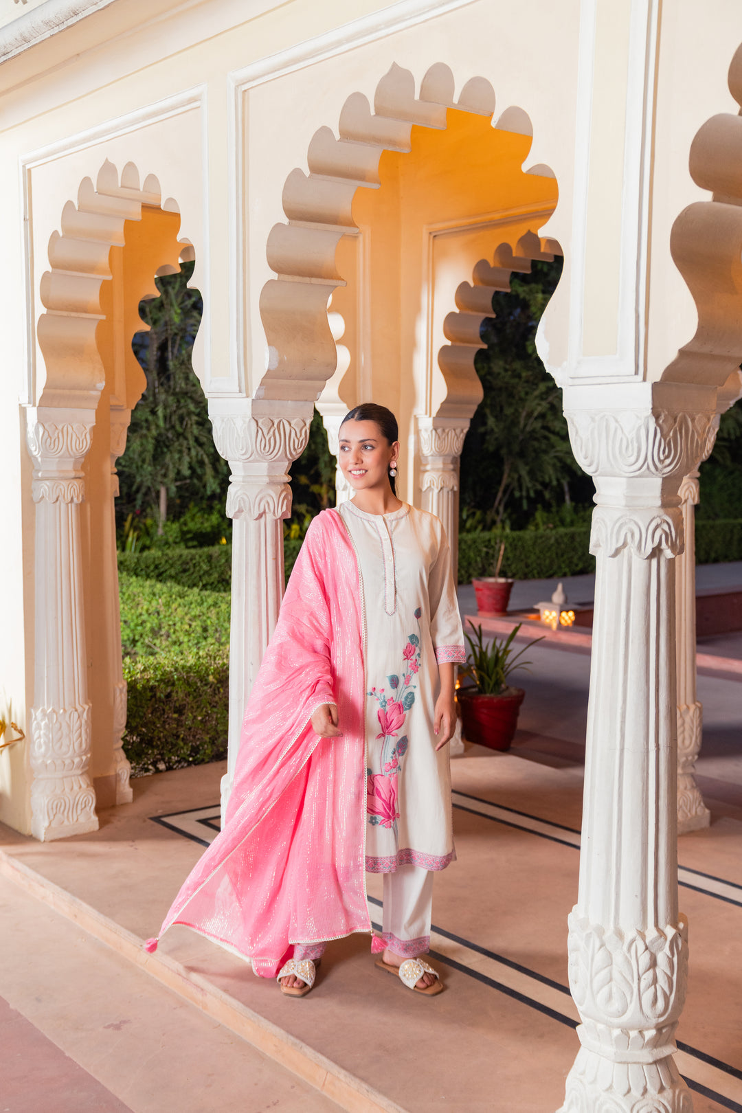 White Cotton Yarn dyed Floral Print Straight Kurta Pant Set With Dupatta