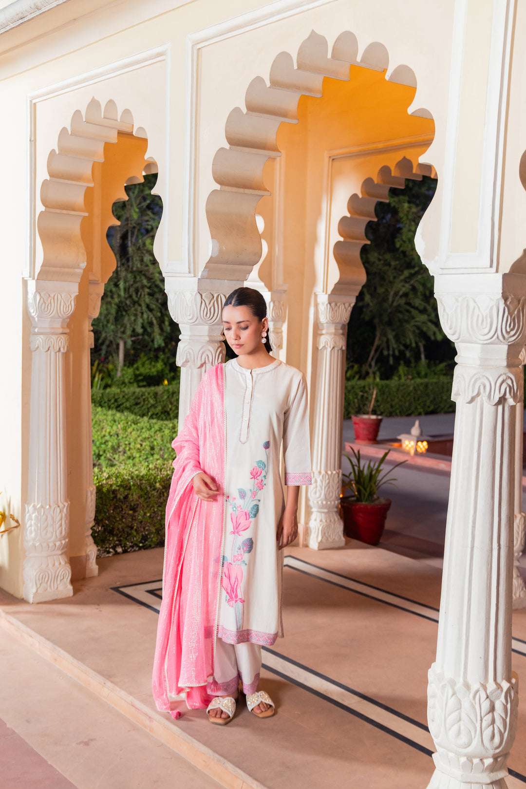 White Cotton Yarn dyed Floral Print Straight Kurta Pant Set With Dupatta