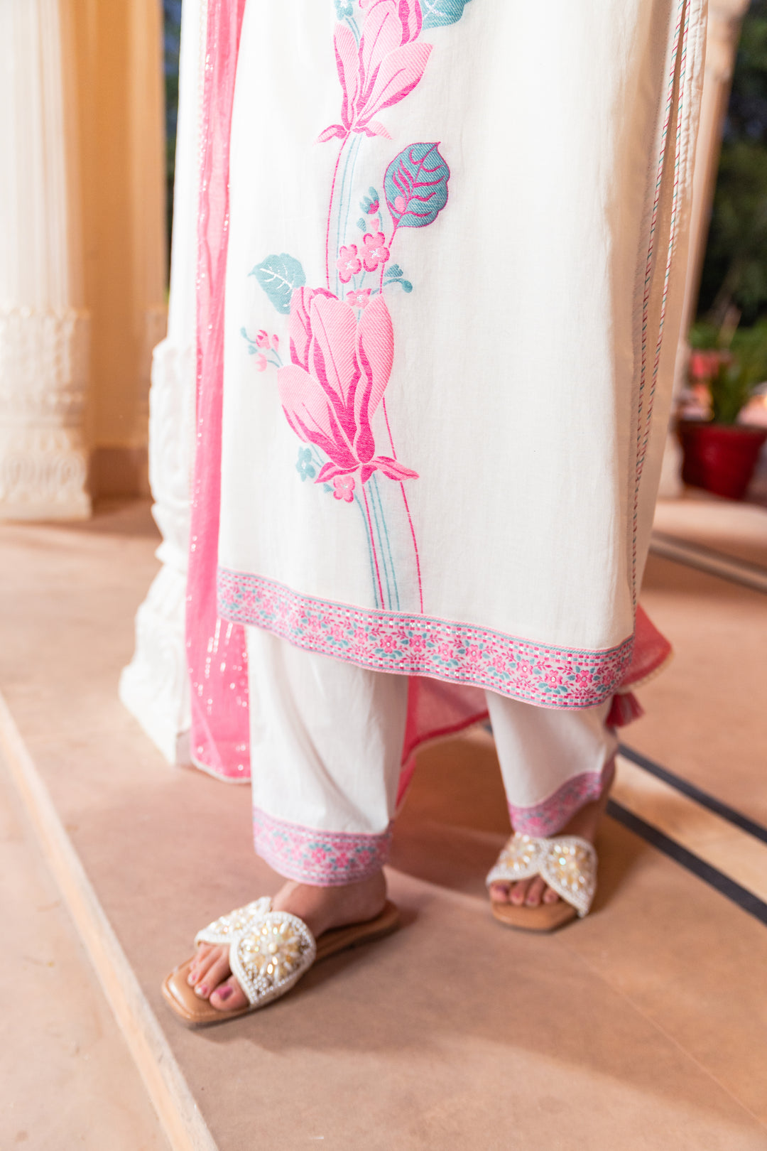 White Cotton Yarn dyed Floral Print Straight Kurta Pant Set With Dupatta
