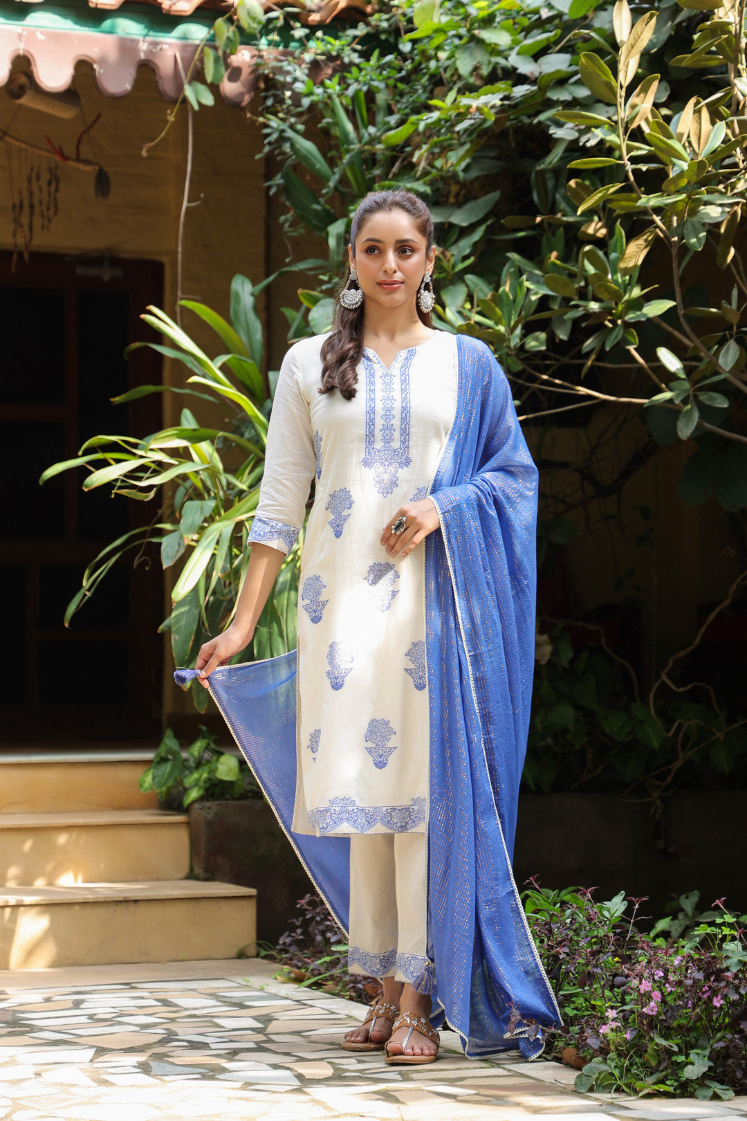 White & Blue Yarn dyed Kurta Pant With Dupatta