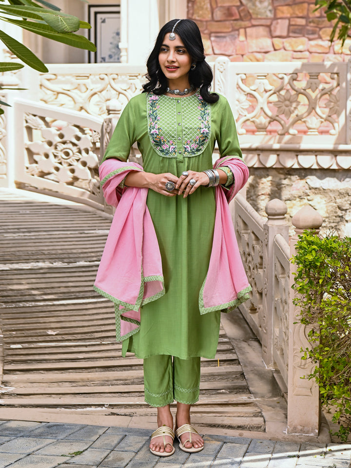 Woman posing in Savi's Green Embroidered Kurta Pant set With Contrast Detailed Dupatta