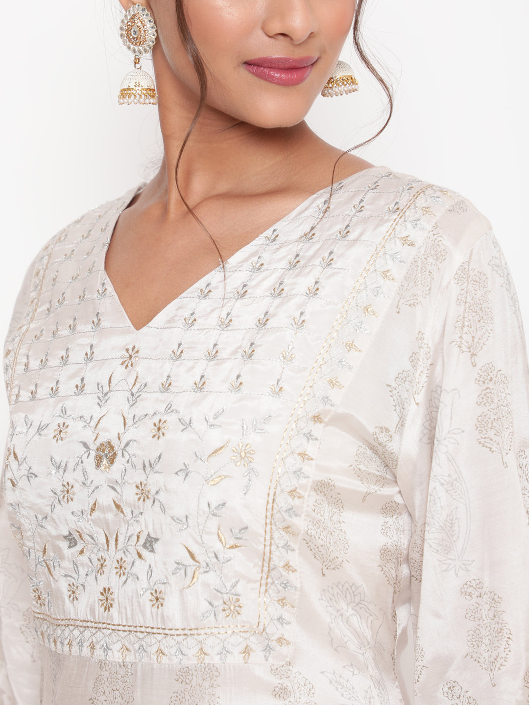 Woman posing in Shantoon Embroidered Off White Straight Kurta