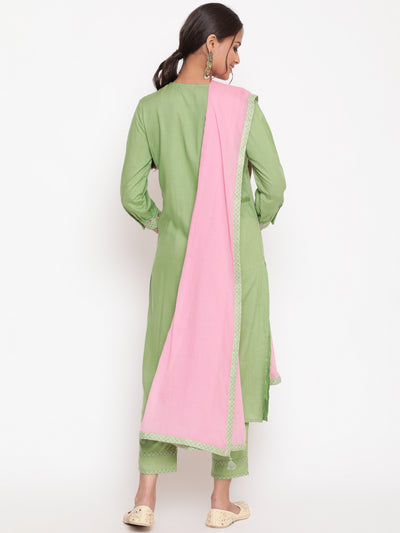 Woman posing in Savi's Green Embroidered Kurta Pant set With Contrast Detailed Dupatta