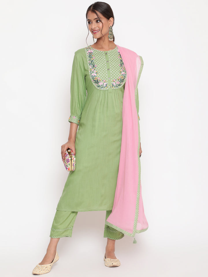 Woman posing in Savi's Green Embroidered Kurta Pant set With Contrast Detailed Dupatta