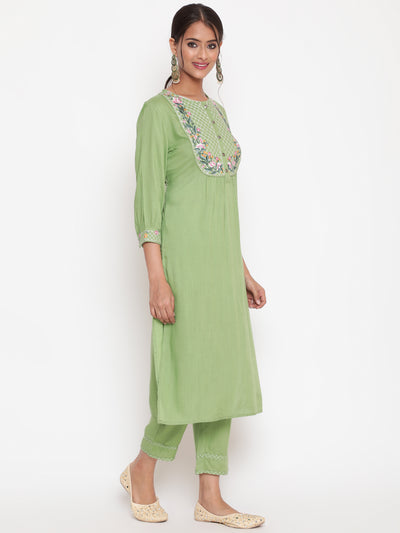 Woman posing in Savi's Green Embroidered Kurta Pant set With Contrast Detailed Dupatta