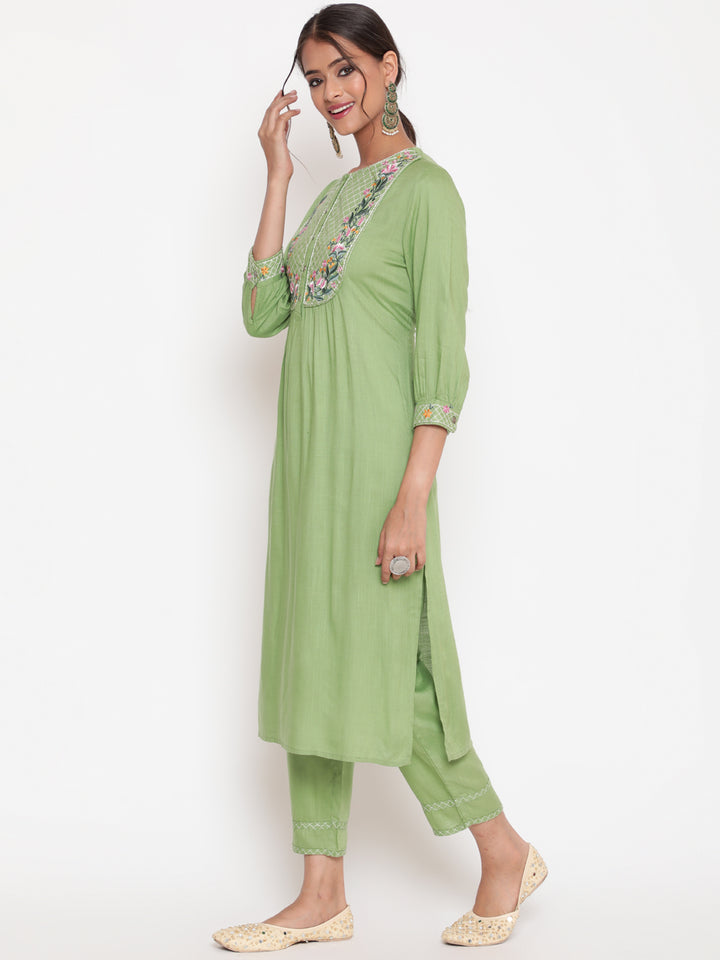 Woman posing in Savi's Green Embroidered Kurta Pant set With Contrast Detailed Dupatta